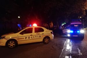 Incendiu pe Bulevardul Independenţei. Pompierii au salvat o mamă cu doi copii care nu puteau evacua