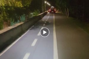 Cu maşina pe faleza Mureşului, printre pietoni şi biciclişti (VIDEO)