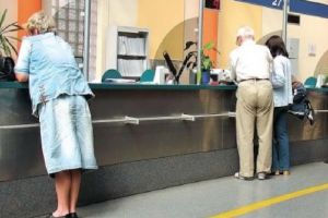 Relaţia românilor cu instituţiile financiare. Peste trei sferturi se declară mulţumiţi de modul în care interacţionează cu acestea