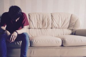 Un român, reţinut in Italia pentru că îşi bătea soţia şi fetiţa de un an jumate cu cureaua