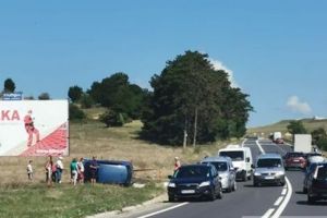 O maşină s-a răsturnat pe DN 1, la Codlea, după ce şoferul a încercat să evite un alt vehicul