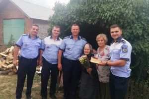 FOTO: Tanti Stana a aniversat vârsta de 101 ani alături de poliţişti
