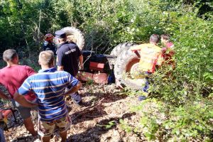 FOTO. Bărbat strivit de propriul tractor. 7 pomperi au încercat să-l salveze