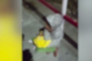 Imagini cutremurătoare în Costineşti cu copii obligaţi să cerşească. SUnt pusi sa doarma pe cartoane, iar banii sunt stransi in cutii de pizza - VIDEO