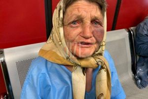 Ți se rupe sufletul! O mămăiţă din Iaşi, snopită în bătaie în gară.​ Femeia a povestit cu lacrimi în ochi ce a păţit