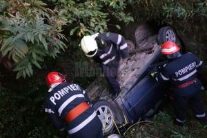 Accident  O maşină în care erau şapte oameni s-a răsturnat în afara drumului