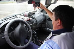 Tânăr prins la volan fără permis, după ce a depăşit viteza legală