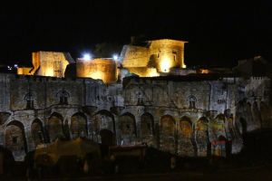 Scene de luptă, dragoni şi bourul Moldovei, proiectate pe zidurile Cetăţii Sucevei