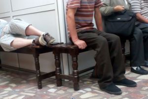 Calvarul de la Centru de Expertiza Medicala Braila/ Inghesuiti ore in sir intr-o sala de asteptare improprie, cu un aer infect