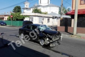 Două accidente într-o oră într-o intersecţie din Ploieşti. Oamenii cer de ani buni relantisoare