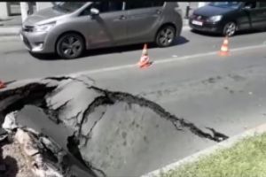Urmeaza si la Ploiesti, cat de curand! Imagini IREALE în Bucureşti - O maşină a fost 'înghiţită' de asfalt, după ce s-a surpat strada - VIDEO