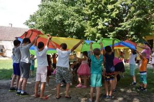 Alee veselă din dopuri de plastic şi ciment, creată de copii într-o şcoală din Timiş