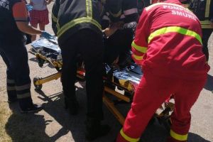 FOTO-ULTIMĂ ORĂ: Misiune cu succes a pompierilor: femeie căzută în fântână, scoasă teafără la suprafaţă