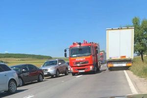 VIDEO. Carambol cu trei autoturisme şi un autobuz pe DN1, la intrare în Teiuş spre Aiud. Traficul este îngreunat