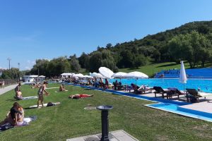 Ștrandul Codrişor, luat cu asalt în zilele caniculare. Chiar şi o mie de persoane se răcoresc zilnic aici