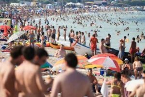 Scad preţurile în staţiunile de pe litoralul Mării Negre. Turiştii se vor bucura de tarife mai mici, chiar şi cu 70% în unele hoteluri
