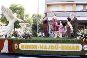 Piaţa Unirii, plină cu flori. Orădenii sunt invitaţi să admire şase care alegorice la Carnavalul Florilor