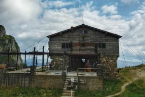 În atenţia turiştilor în şlapi! Majoritatea cabanelor montane sunt închise, iar staţie de ambulanţă nu există!
