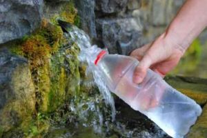 Băutul liber a apei de izvor ar putea deveni o amintire. Guvernul PSD vrea să introducă accize pentru apa de masă şi de fântână