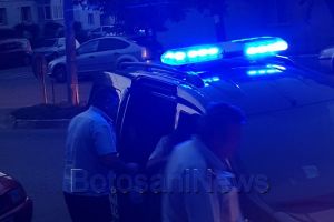 FOTO Un adolescent flămând hoinărea de două zile pe străzile din Botoşani. „A început să plângă când a văzut mâncarea. Nu ştie cum a ajuns în Botoşani”