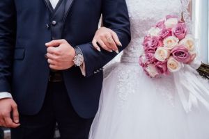 Cea mai frumoasă zi din viaţa unor tineri s-a transformat într-o tragedie. Un bărbat s-a prăbuşit chiar pe ringul de dans