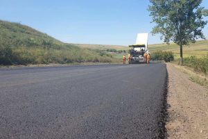 FOTO Se lucrează la asfaltarea unui drum naţional din Botoşani