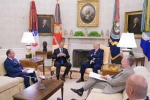 Trump i-a făcut cadou lui Iohannis o şapcă cu un mesaj sugestiv