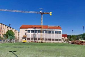 Prima şcoală construită la Bistriţa după Revoluţie, în plin proces de modernizare