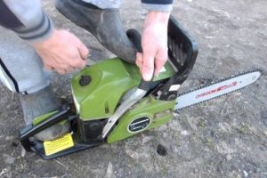 Șocant! Un tată a vrut să taie mâinile copilului cu drujba