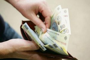 Salariul minim pe ecomomie, regula pentru aproape jumătate din angajaţii români. Câţi dintre conaţionalii noştri câştigă peste 1.000 de euro pe lună