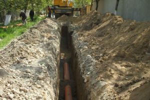 2.500 de locuitori din Braşov şi alte localităţi din judeţ, somaţi de Compania Apa să se racordeze la canalizare
