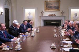 Trump i-a dat lui Iohannis o şapcă imprimată cu mesajul 