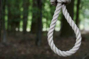 Tânără, găsită spânzurată în pădurea din cartierul Răcădău