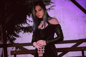 Implant Pentru Refuz mai are un vocal, o fată