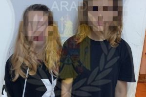 Două MINORE găsite BETE în parc, de către poliţiştii locali