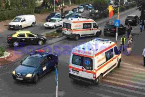FOTO Accident la Botoşani! A intrat cu maşina într-o „Școala”. Intructorul şi un elev, răniţi