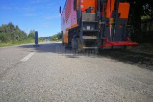 Asfaltări pe două porţiuni stricate ale DN 2 E, pe sectorul Păltinoasa-Solca