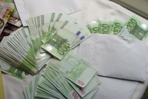 Suceveni prădaţi de sume mari de bani aşteaptă de mai bine de un an ca hoţii să fie ...