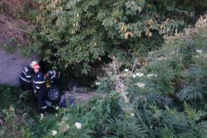 Trei răniţi, după ce o maşină în care erau şapte oameni s-a răsturnat
