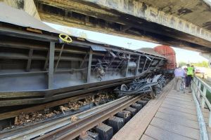 CFR a apelat la transbordare auto de la Putna la Dorneşti, după gravul incident al deraierii ...