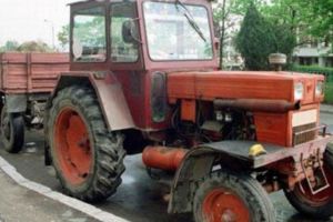 Conducător auto fără permis şi aflat sub influenţa alcoolului, cu un tractor neînmatriculat, cu număr fals, depistat de poliţişti