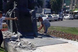 Se curăţă statuile din Bacău