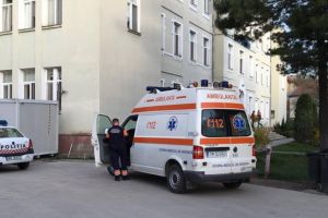 Copil de trei ani, transportat de urgenţă la spital, după ce a căzut de la etajul doi, la Timişoara