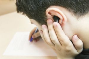 Şi-au ratat şansa! Şapte tineri din Bihor, eliminaţi de la Bacalaureat după ce au intrat în sala de examen cu telefoane şi căşti