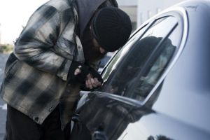 Minor identificat după ce a încercat să fure din autoturisme