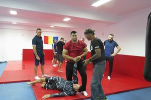 Poliţiştii locali fac cursuri de Krav Maga cu un instructor din Israel, fost poliţist