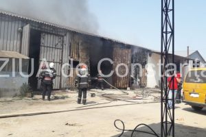 S-a emis RO ALERT: Arde un depozit de mase plastice la marginea orasului Constanta