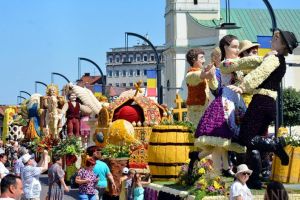 Piaţă în culori: şase care alegorice împodobite cu zeci de mii de flori, expuse în centrul Oradiei (FOTO)