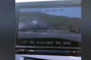 VIDEO ȘOCANT: Un poliţist de la brigada rutieră, lovit în plin de un autoturism. Șoferul vinovat era băut şi nu a oprit la semnalul regulementar al agentului