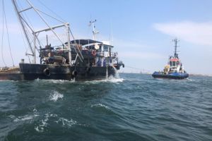 Operatiune de salvare pe mare in timp record: Pescadorul avariat  Callatis 1“, cu sape persoane la bord, adus la tarm de scafandrii de la Midia Marine Terminal,